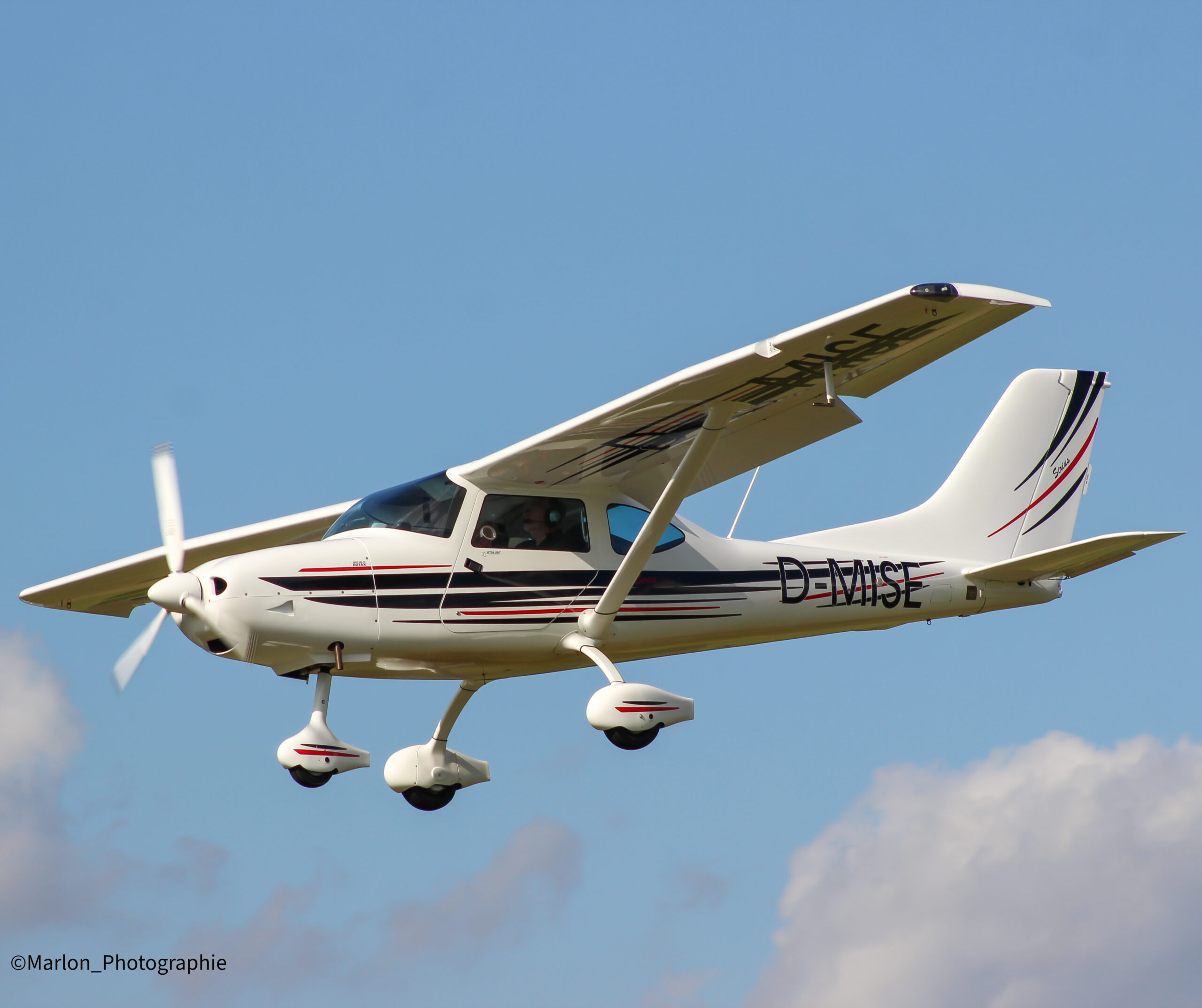 Ultraleichtflugzeug TL 3000 Sirius D-MISE im Flug