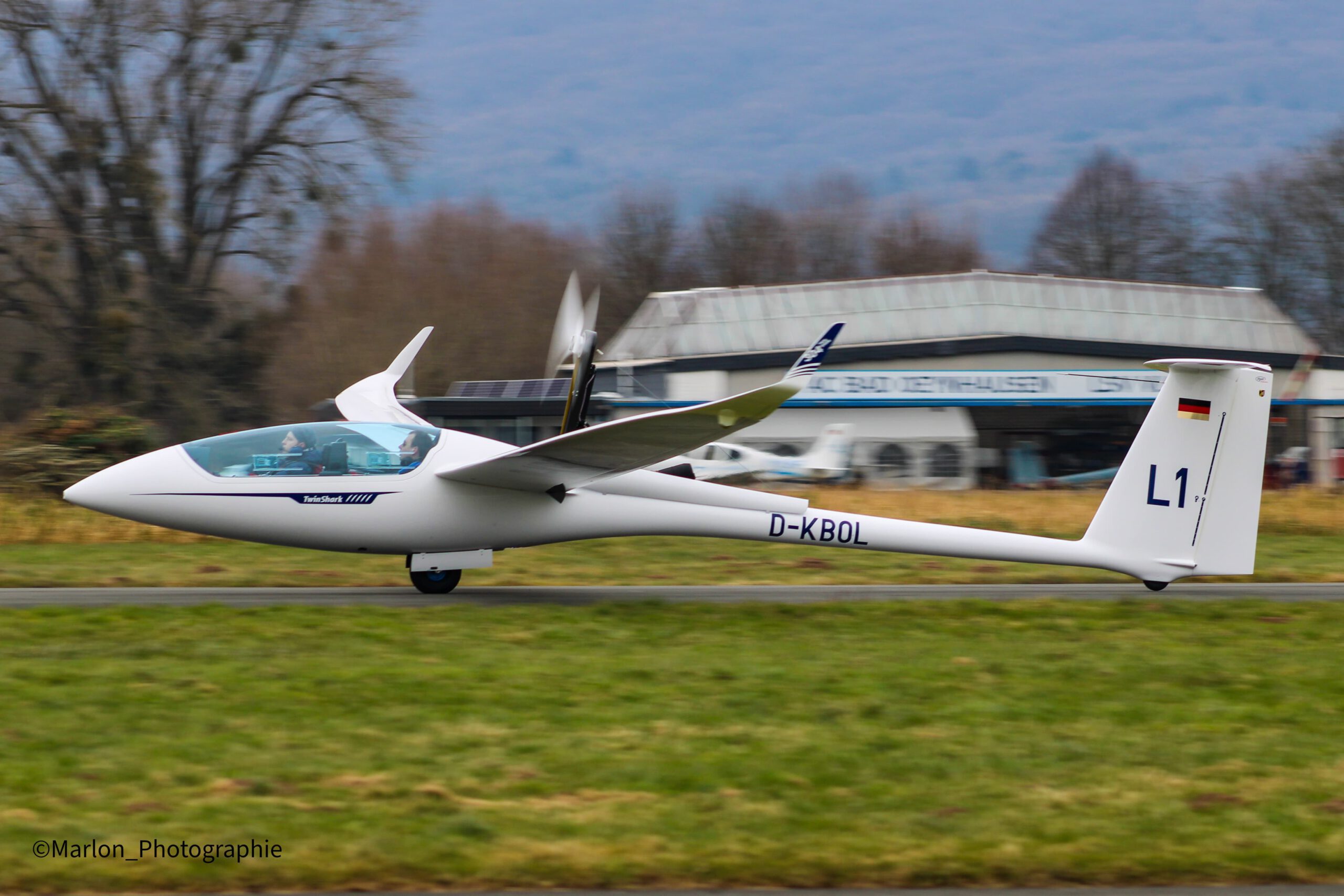 Segelflugzeug bei der Landung am Platz