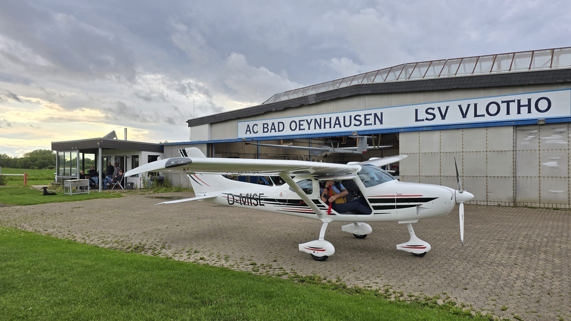 Ultraleichtflugzeug des Vereins vor der Flugzeughalle