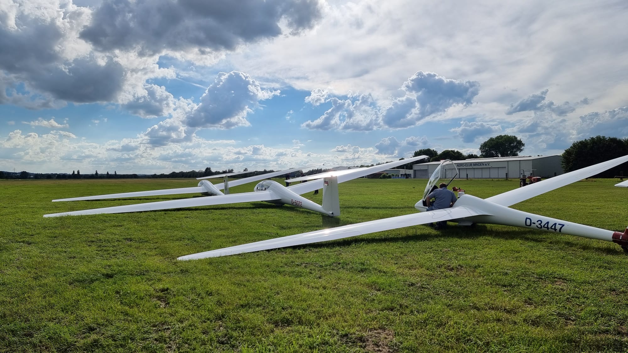 Segelflugzeuge am Flugplatz Porta Westfalica
